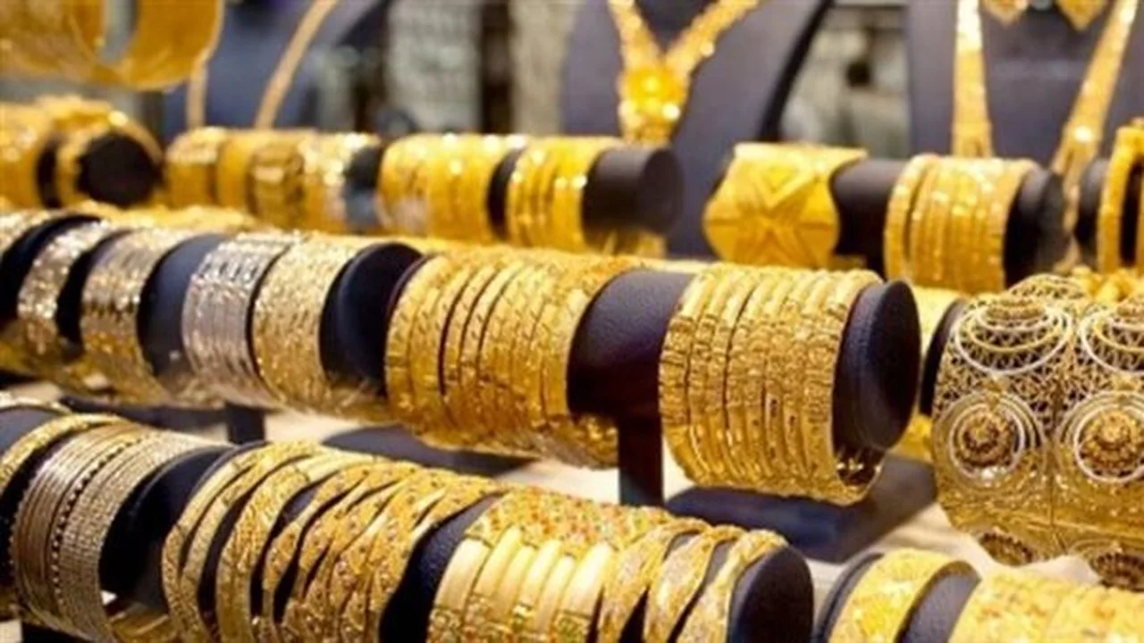 الذهب يتراجع 3.3% ويصل دون 4 آلاف دولار بعد خسائر أسبوعية تجاوزت 6%